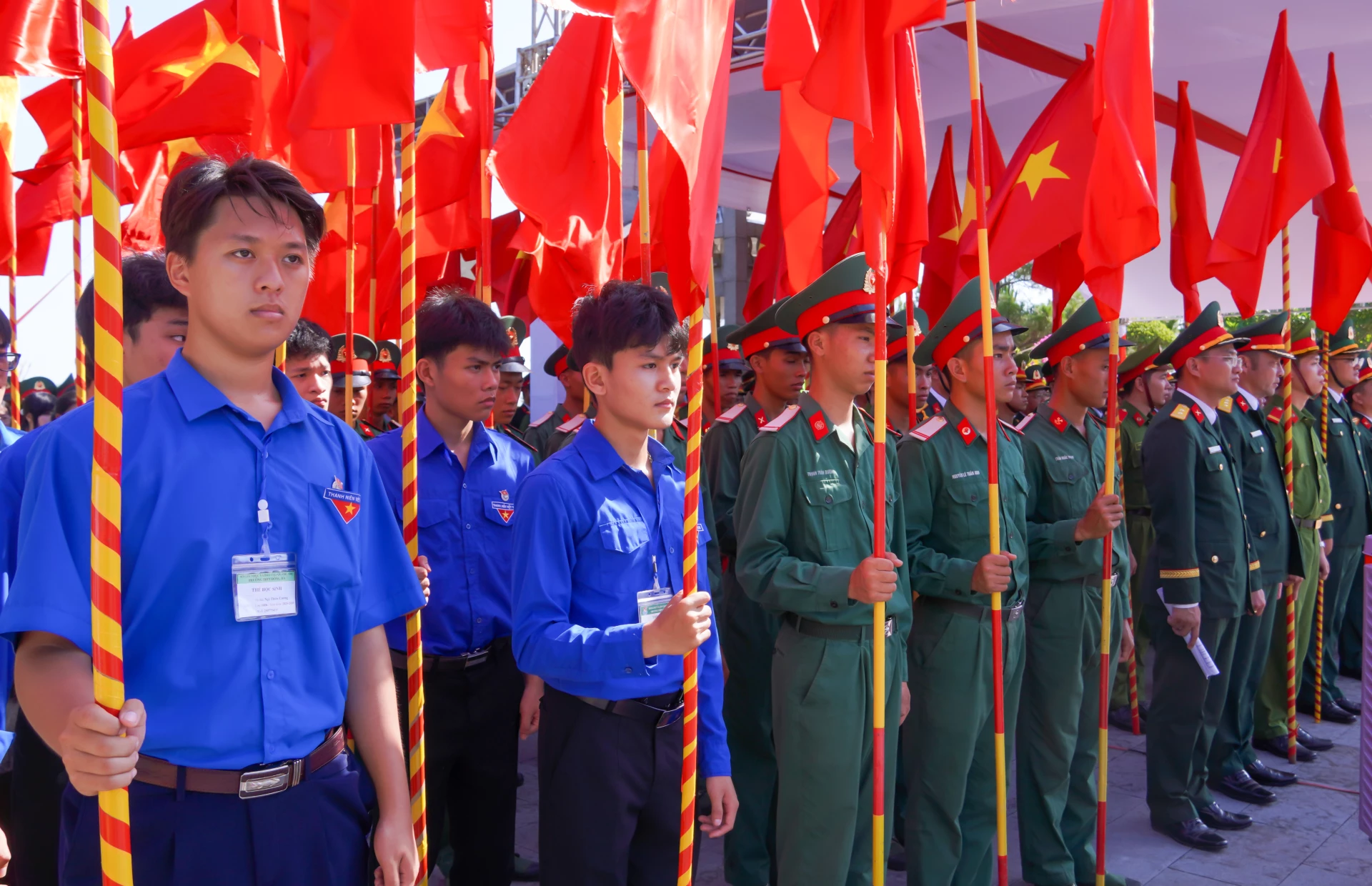 Các lực lượng tham dự buổi lễ.