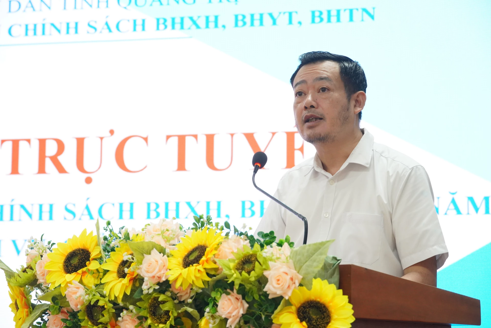 Đại diện lãnh đạo Sở Y tế tham luận tại hội nghị - Ảnh: HL