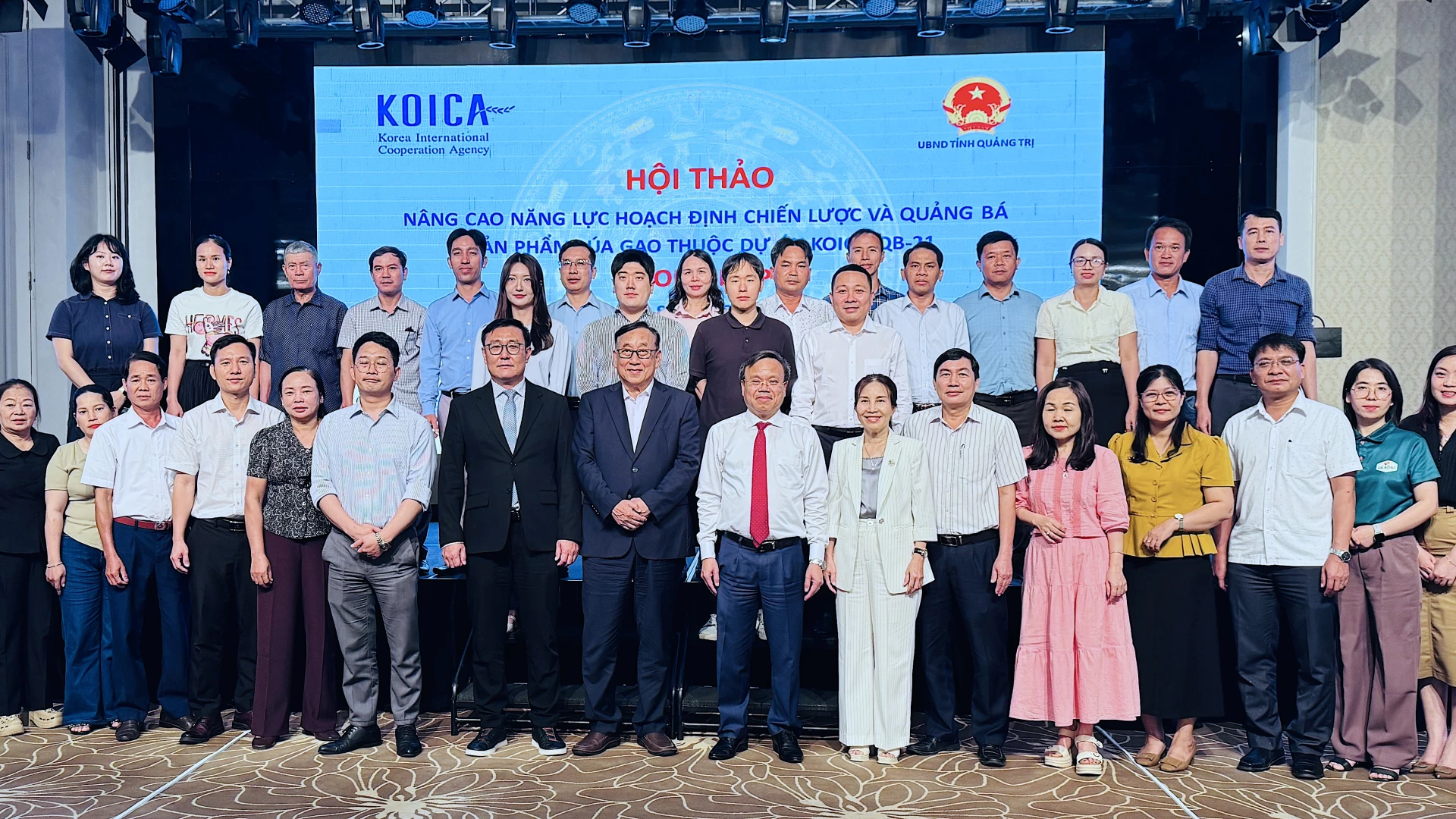Các đại biểu tham dự hội thảo chụp ảnh lưu niệm - Ảnh: Quang Ngọc.