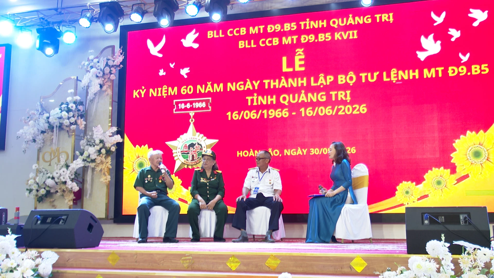 Những câu chuyện chiến đấu trên Mặt trận Đường 9-B5 được kể tại buổi gặp mặt - Ảnh: QN