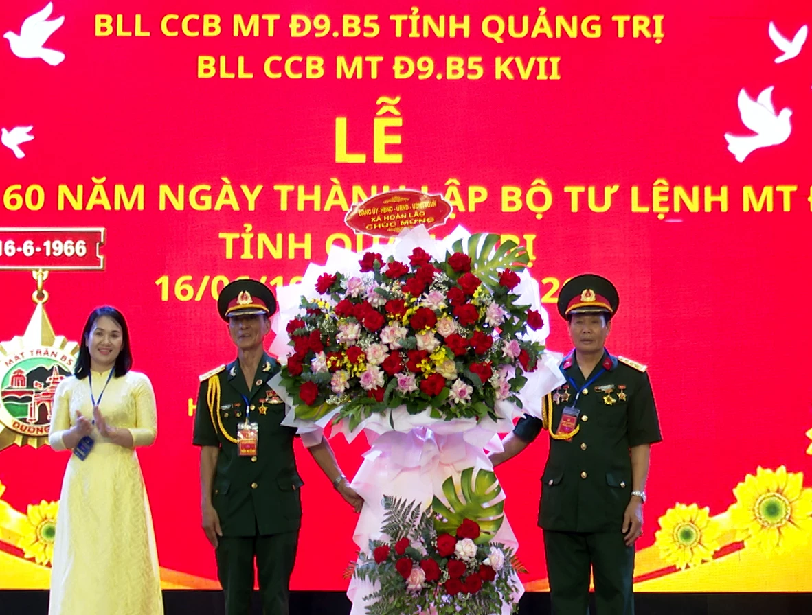 Ban liên lạc Cựu chiến binh Mặt trận Đường 9-B5 nhận hoa chúc mừng - Ảnh: Q.N