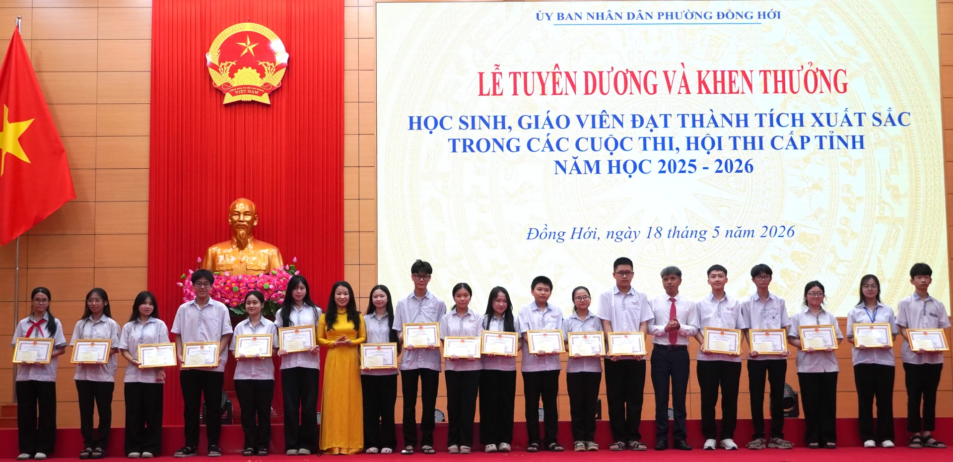 Đại diện lãnh đạo phường Đồng Hới trao thưởng cho các học sinh đạt thành tích cao - Ảnh: H.Tr.