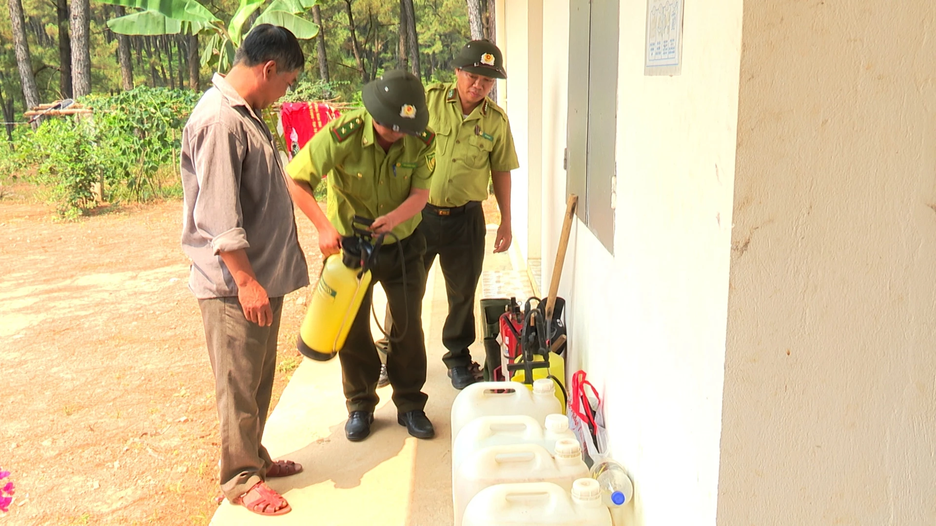 Cán bộ kiểm lâm hướng dẫn chủ rừng trên địa bàn phường Đông Hà sử dụng dụng cụ phòng cháy, chữa cháy rừng - Ảnh: Đ.V