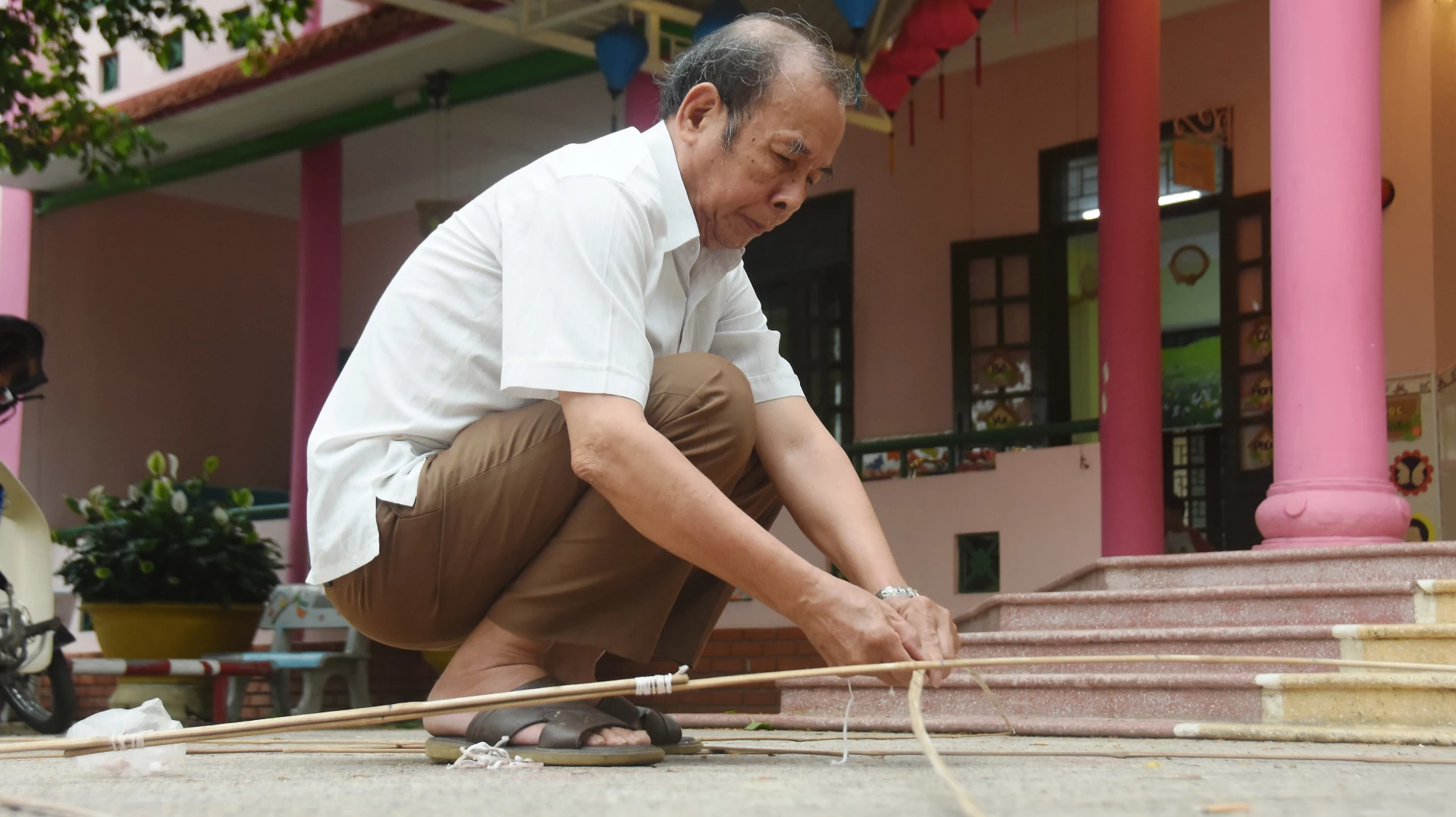 Ông Nguyễn Hoàng Lương, phường Quảng Trị - người 20 năm may cờ để treo ở kỳ đài Hiền Lương - Ảnh: ĐV