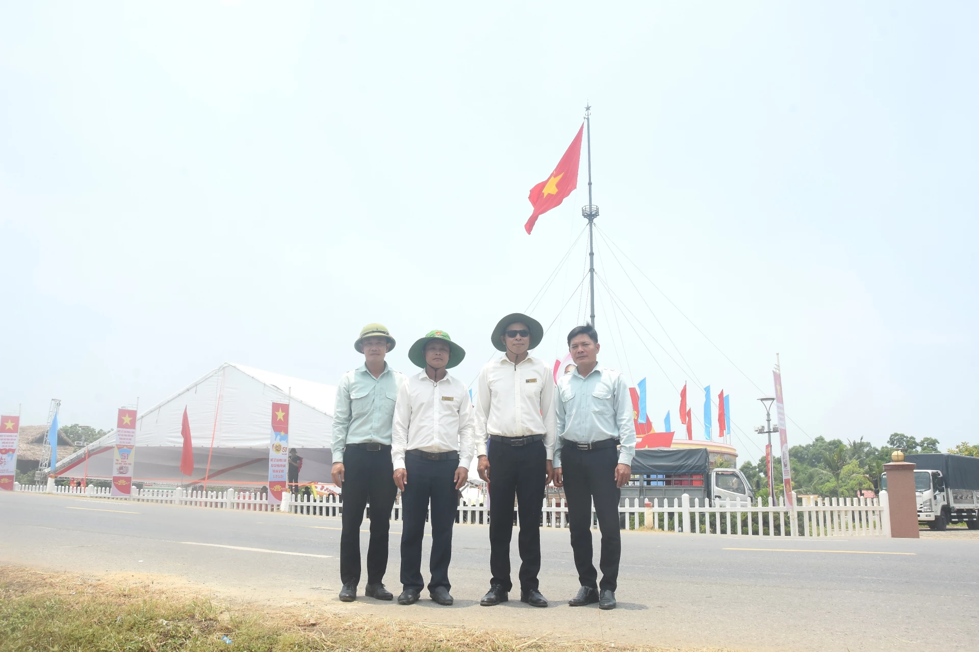 Sự góp sức thầm lặng của các thành viên đội kéo cờ đã giúp lá cờ Tổ quốc luôn tung bay kiêu hãnh trên kỳ đài Hiền Lương - Ảnh: ĐV