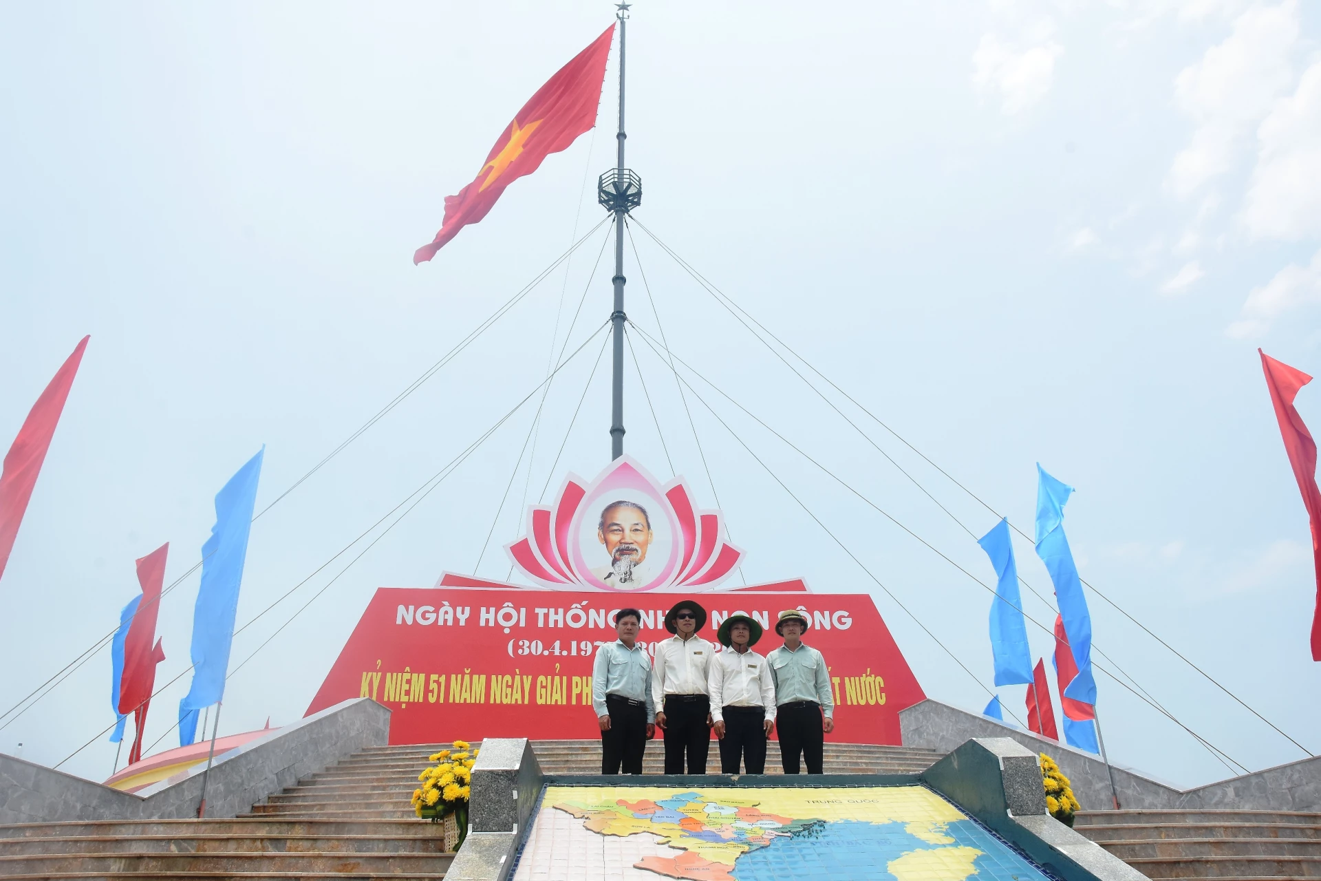 Các thành viên đội kéo cờ kỳ đài Hiền Lương - Ảnh: ĐV