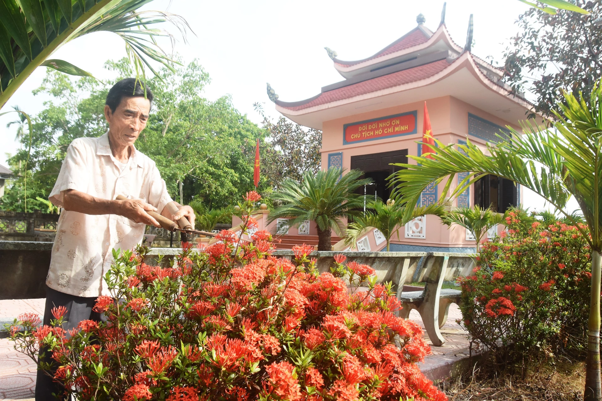 Ông Phan Hữu Thiện chăm sóc khuôn viên Đền thờ Bác Hồ tại thôn Hà Xá - Ảnh: Đ.V