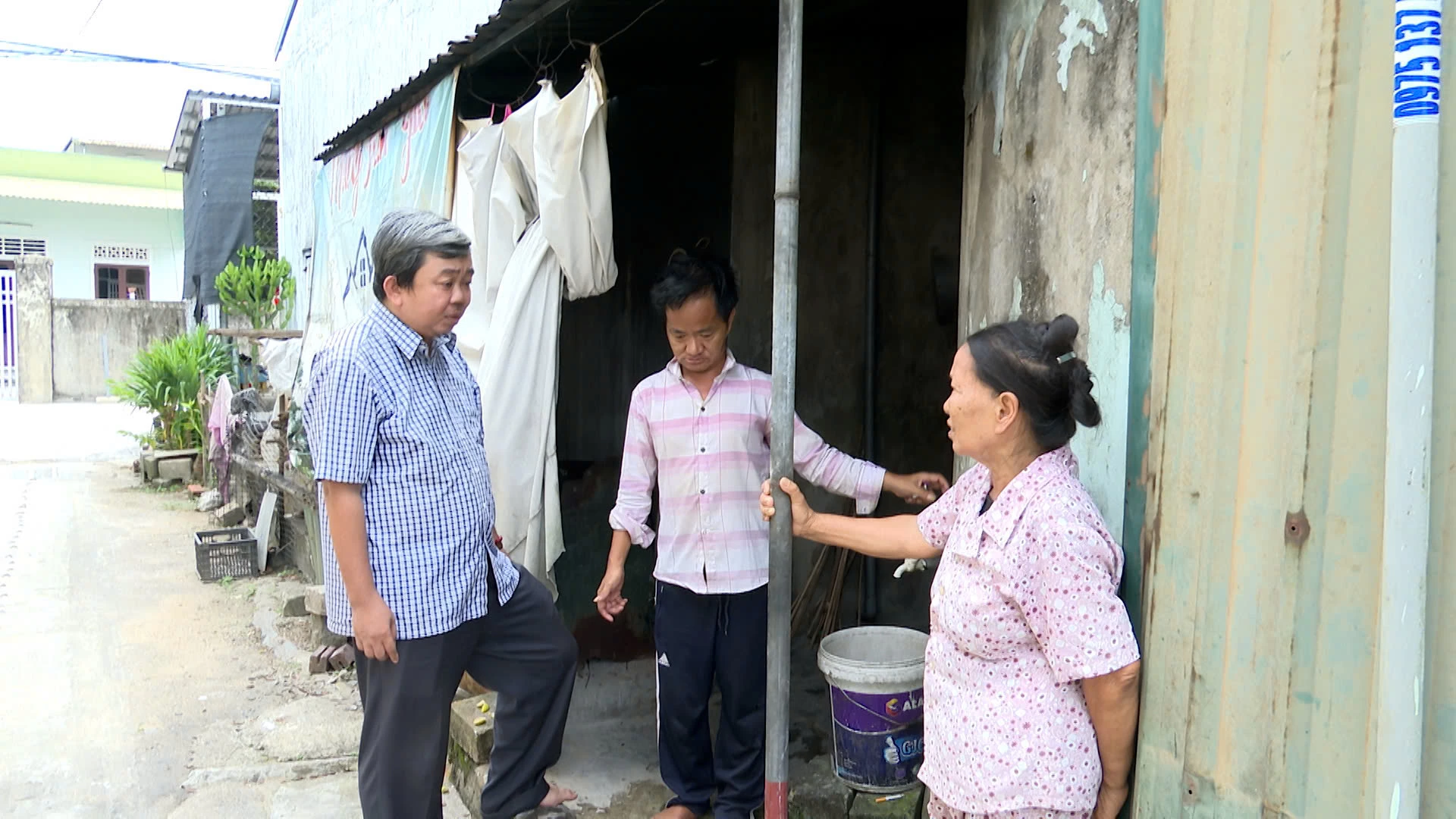 Anh Nguyễn Đức Sanh, Khu phố trưởng khu phố Tây Trì thường xuyên quan tâm đến các gia đình trong khu phố, đặc biệt là các hộ có hoàn cảnh khó khăn-Ảnh: Đ.V