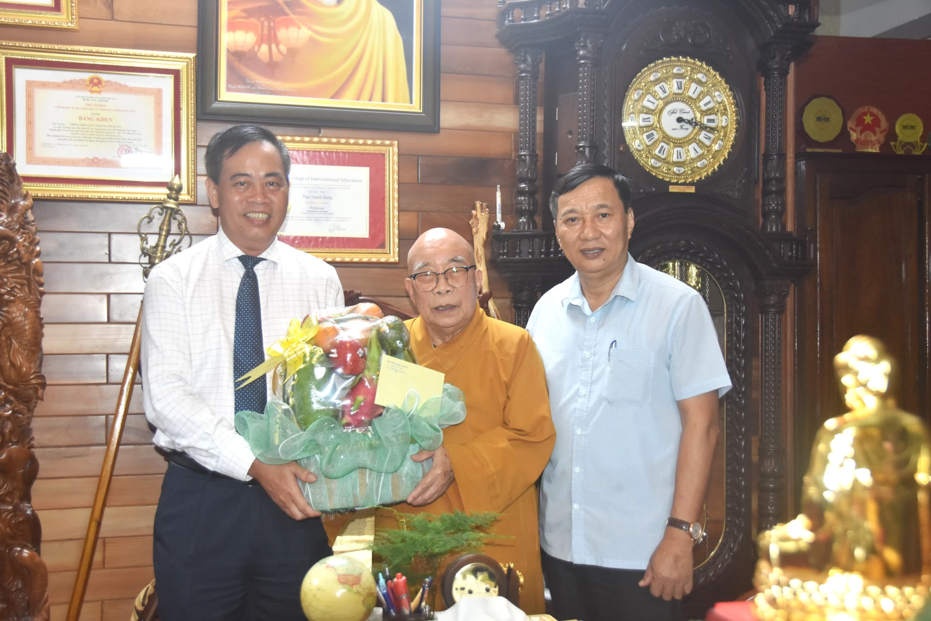 Đồng chí Nguyễn Đăng Quang, Phó Bí thư Tỉnh ủy, Chủ tịch HĐND tỉnh và đồng chí Lê Quang Chiến, Bí thư Đảng ủy, Chủ tịch HĐND phường Đông Hà tặng quà chúc mừng Hòa thượng Thích Thiện Tấn, Viện chủ Chùa Cam Lộ - Ảnh: Đ.V