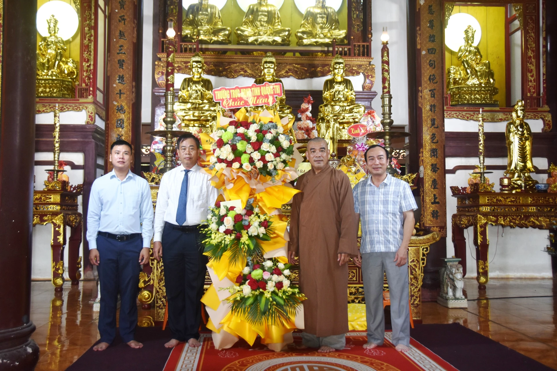Đồng chí Nguyễn Đăng Quang, Phó Bí thư Tỉnh ủy, Chủ tịch HĐND tỉnh tặng hoa chúc mừng Ban Trị sự Giáo hội Phật giáo Việt Nam tỉnh Quảng Trị - Ảnh: Đ.V