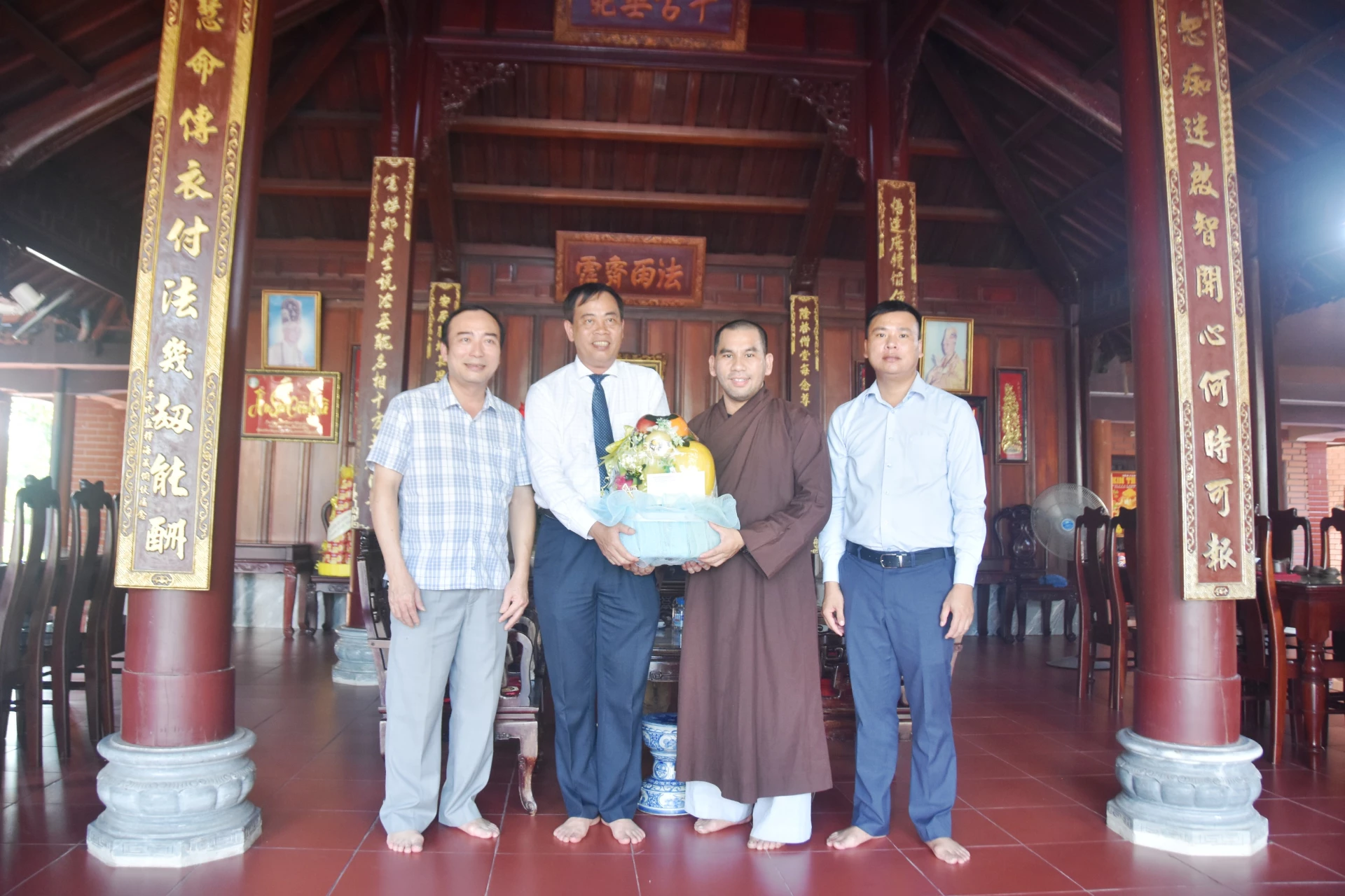 Đồng chí Nguyễn Đăng Quang, Phó Bí thư Tỉnh ủy, Chủ tịch HĐND tỉnh tặng quà chúc mừng chức sắc, chức việc Chùa Long An - Ảnh: Đ.V