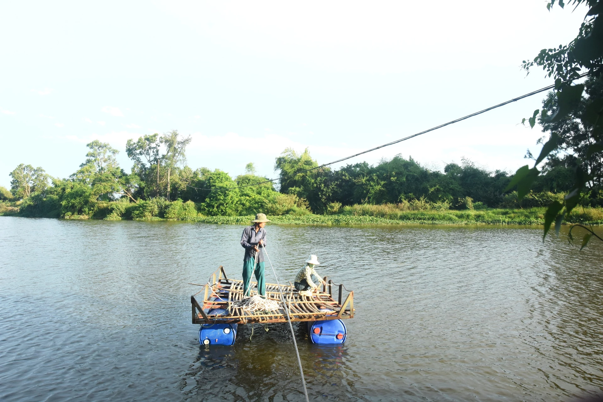 Hơn 20 năm qua, người dân thôn Mỹ Lộc, xã Triệu Bình qua về sông Vĩnh Định để sản xuất bằng bè tạm vì đi đường vòng quá xa - Ảnh: Đ.V