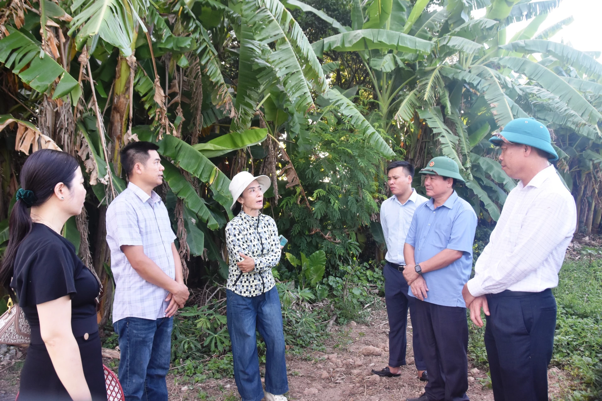 Đồng chí Nguyễn Đăng Quang, Phó Bí thư Tỉnh ủy, Chủ tịch HĐND tỉnh trao đổi với lãnh đạo xã Triệu Bình và thôn Mỹ Lộc tại Di tích lịch sử 19/8 ở bên kia sông Vĩnh Định - Ảnh: Đ.V