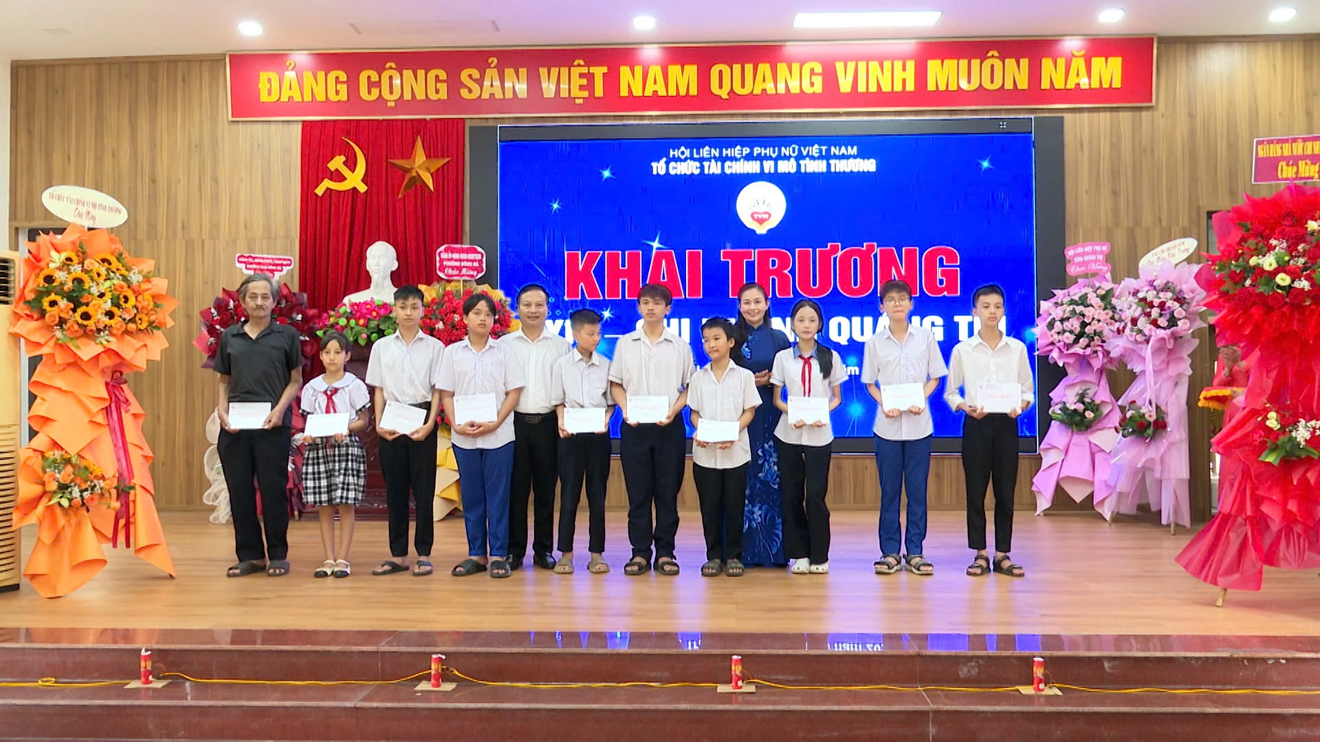 Trao tặng quà cho con em của hội viên có hoàn cảnh khó khăn – Đ.V