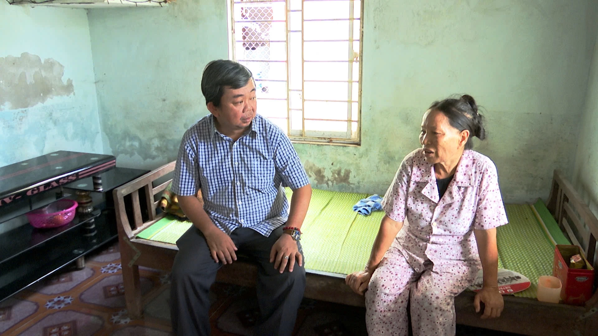 Anh Nguyễn Đức Sanh, Khu phố trưởng khu phố Tây Trì thường xuyên quan tâm đến các gia đình trong khu phố, đặc biệt là các hộ có hoàn cảnh khó khăn-Ảnh: Đ.V