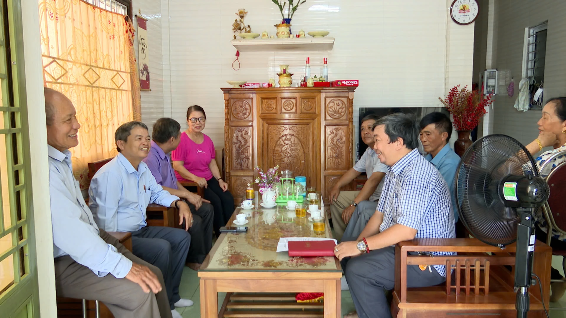 Anh Nguyễn Đức Sanh, Khu phố trưởng khu phố Tây Trì, phường Đông Hà (áo ca rô) luôn nhận được sự tin tưởng, trân quý của người dân khu phố-Ảnh: Đ.V