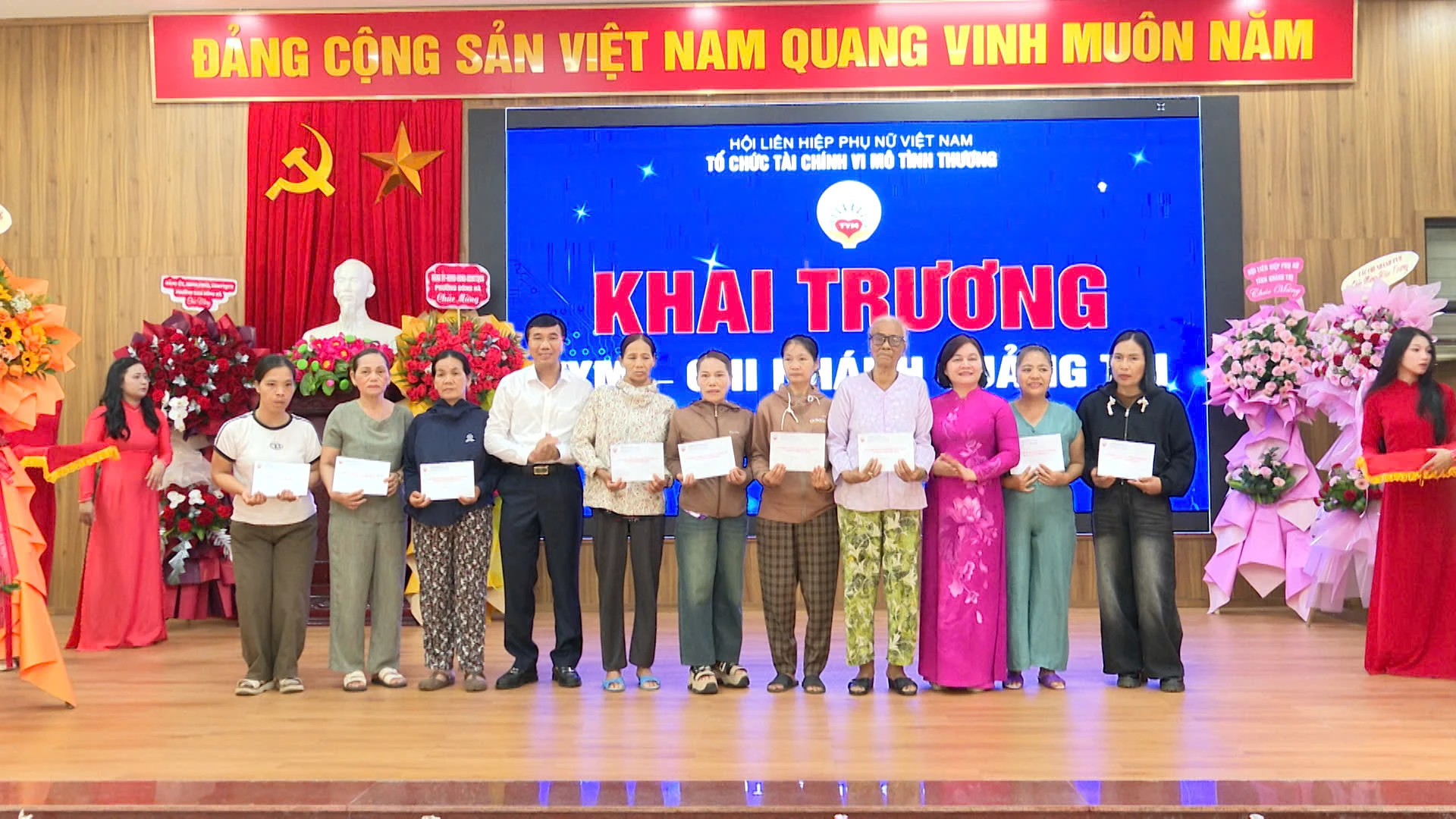 Trao tặng quà cho hội viên phụ nữ có hoàn cảnh khó khăn – Đ.V