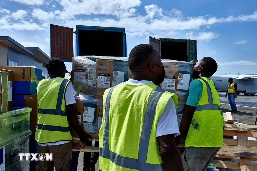 Vật tư phòng chống dịch bệnh được vận chuyển tới Bunia, tỉnh Ituri, CHDC Congo. (Ảnh: THX/TTXVN)