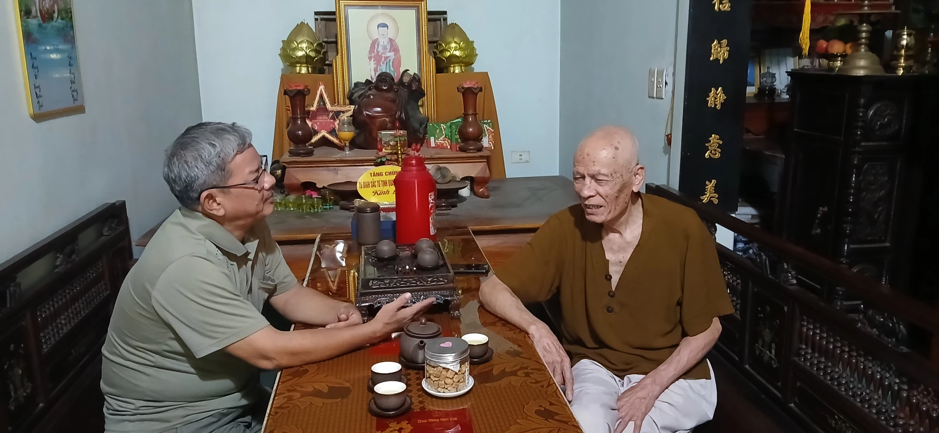 Tác giả trò chuyện với bô lão Ái Tử - Ảnh: P.X.D