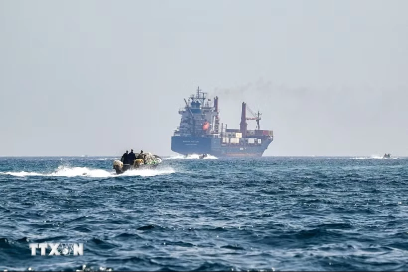 Tàu hàng Marsa Victory mang cờ hiệu của St Kitts & Neviswhile neo ở ngoài khơi bán đảo Musandam, Oman, chờ qua eo biển Hormuz. (Ảnh: Getty Images/TTXVN)