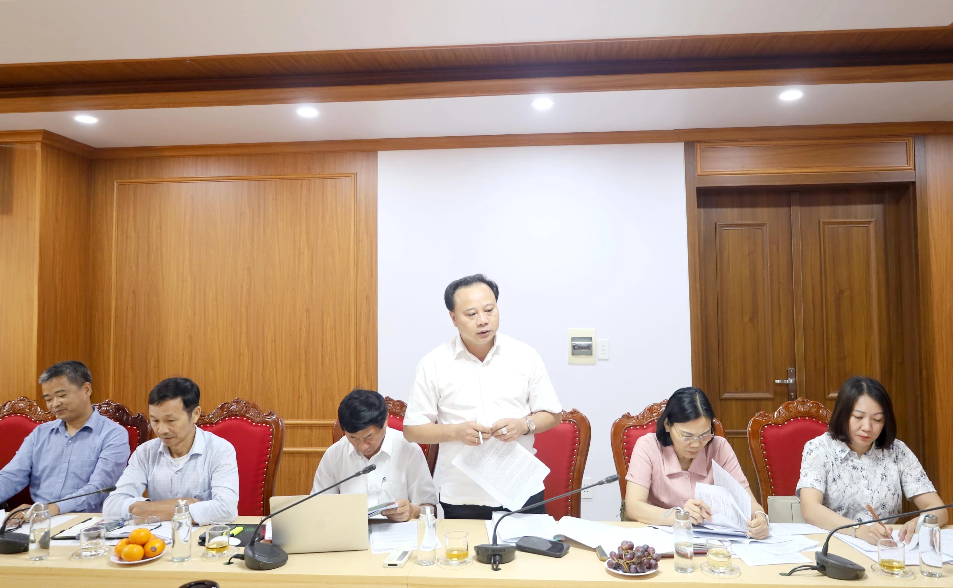 các thành viên Đoàn giám sát phát biểu tại buổi làm việc về các hoạt động liên quan đến khoáng sản - Ảnh: Văn Minh.