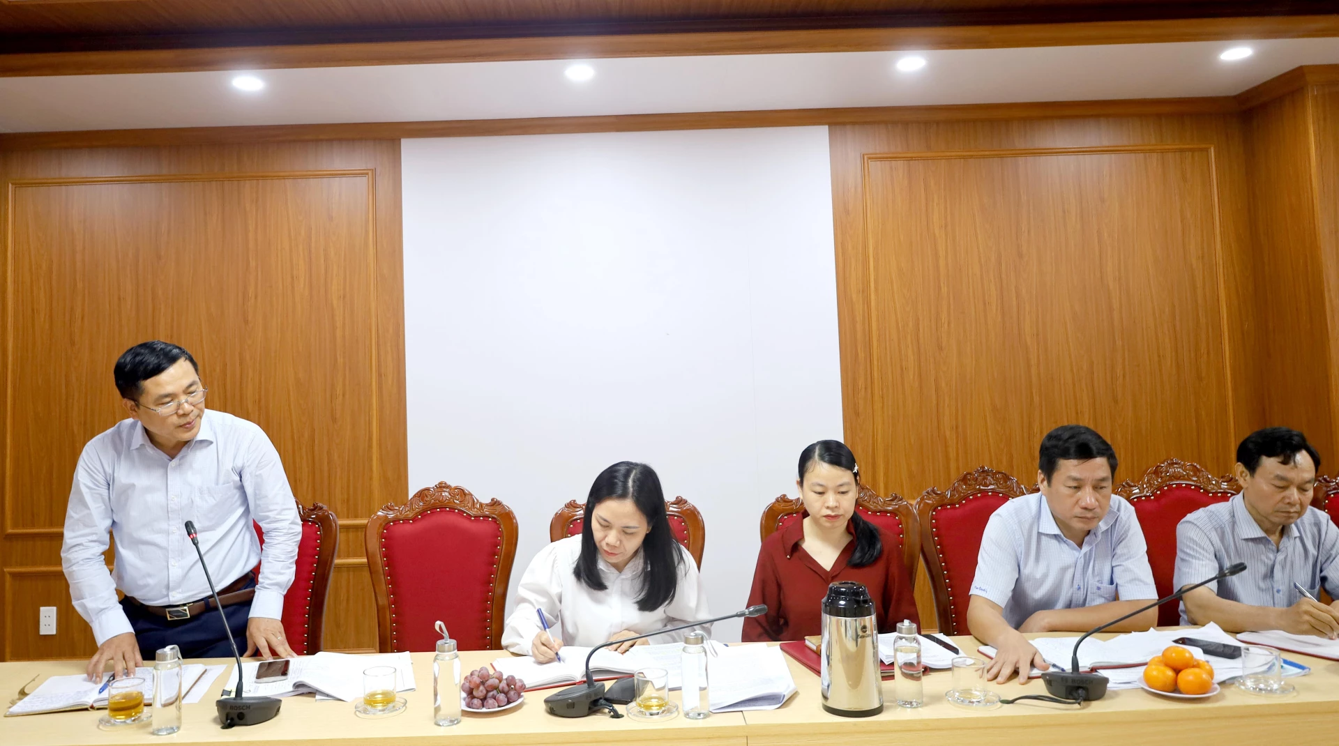 các thành viên Đoàn giám sát phát biểu tại buổi làm việc - Ảnh: Văn Minh.