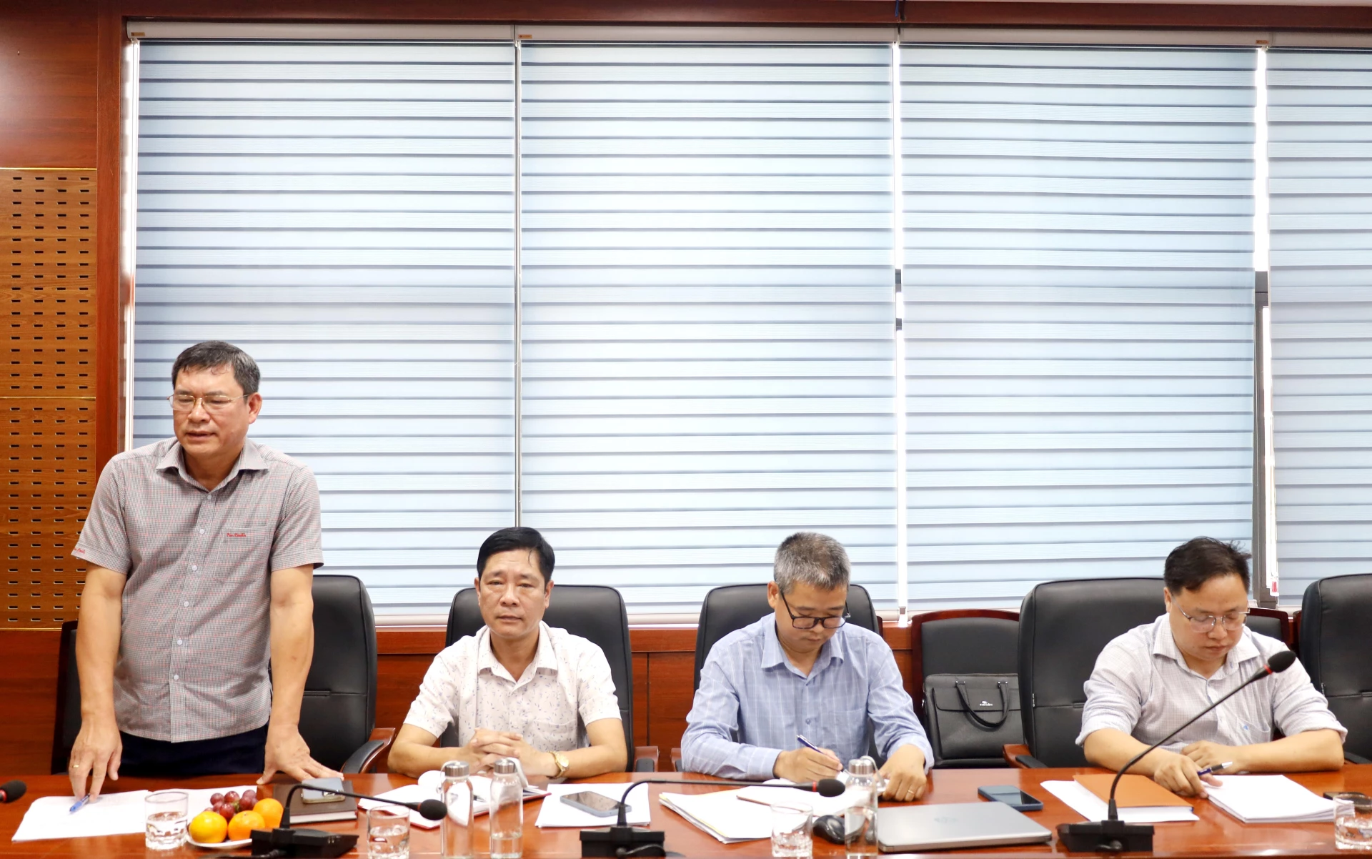 Các đại biểu tham dự buổi giám sát đề xuất, đóng góp ý kiến liên quan đến hoạt động khai thác khoáng sản - Ảnh: Văn Minh.