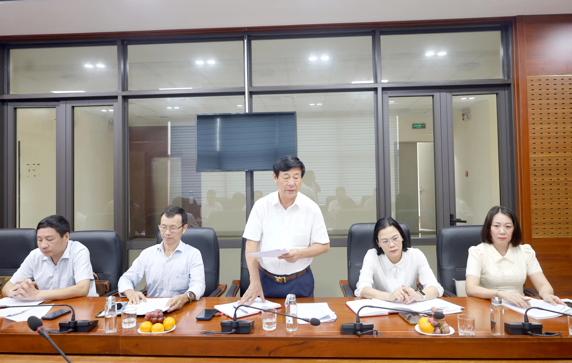 Các đại biểu tham dự buổi giám sát đề xuất, đóng góp ý kiến liên quan đến hoạt động khai thác khoáng sản - Ảnh: Văn Minh.