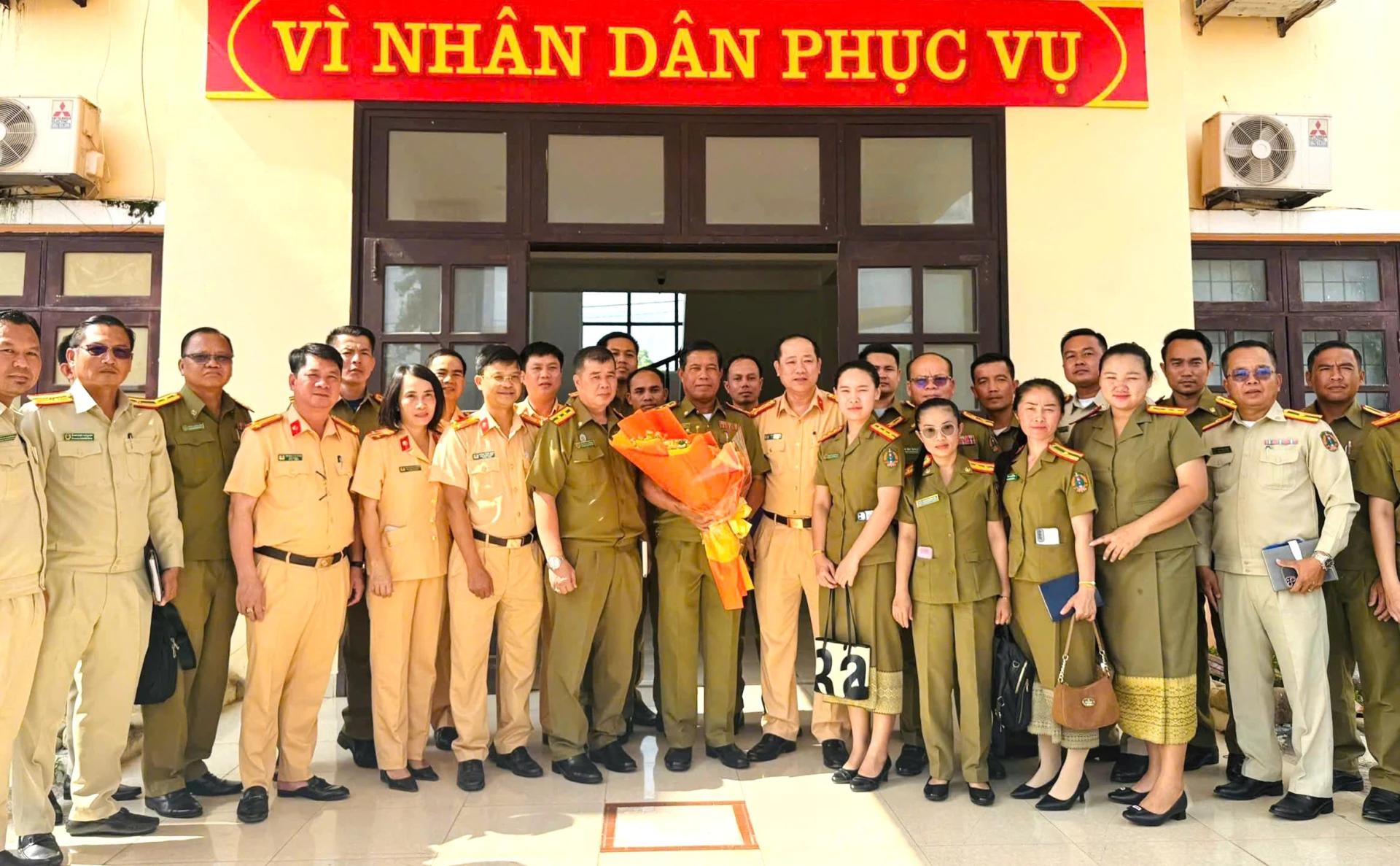 Các đại biểu chụp ảnh lưu niệm - Ảnh: T.Đ