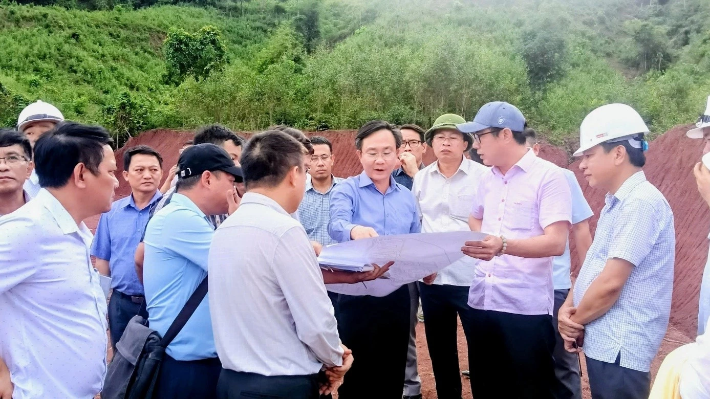 Đồng chí Hoàng Xuân Tân, Phó Chủ tịch UBND tỉnh kiểm tra tiến độ thi công công trình Trường Nội trú Tiểu học và THCS Thượng Trạch. 