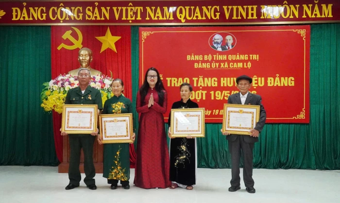 Tự hào tấm Huy hiệu Đảng trao