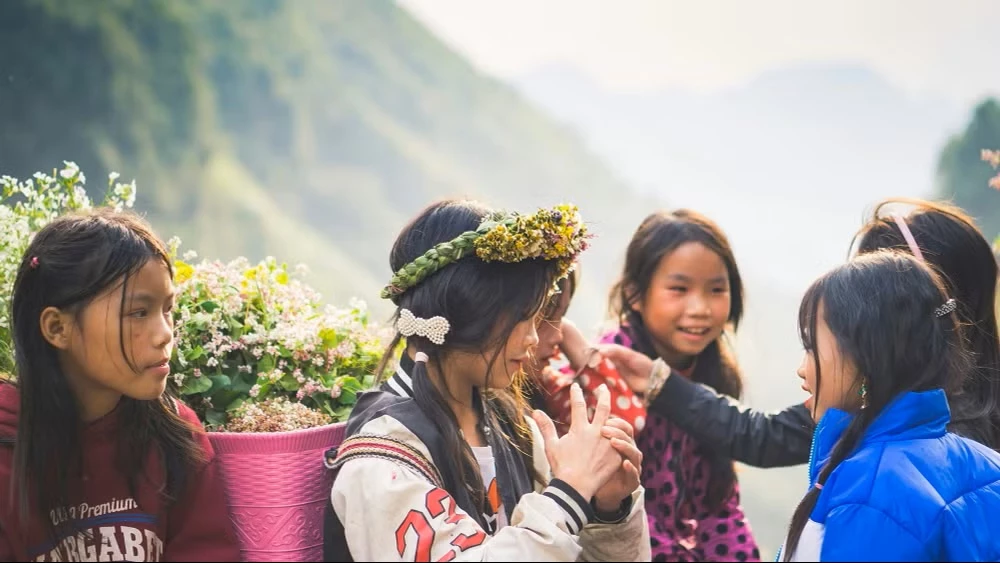Những năm qua, trẻ em các dân tộc thiểu số vùng núi phía Bắc thường tập trung ở những điểm du lịch có đông khách. (Ảnh: Vũ Ngọc Tiến)