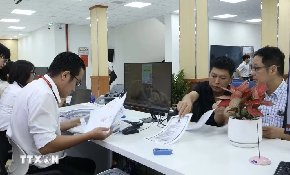 Người dân đến thực hiện thủ tục hành chính tại Trung tâm Phục vụ hành chính công Thành phố Hồ Chí Minh. (Ảnh: Xuân Anh/TTXVN)