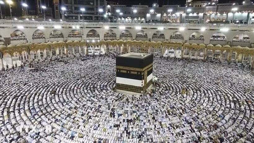 Các tín đồ Hồi giáo cầu nguyện tại Đền thờ Lớn ở thánh địa Mecca, Saudi Arabia, trong lễ hành hương Hajj năm 2025. (Ảnh: IRNA/TTXVN)