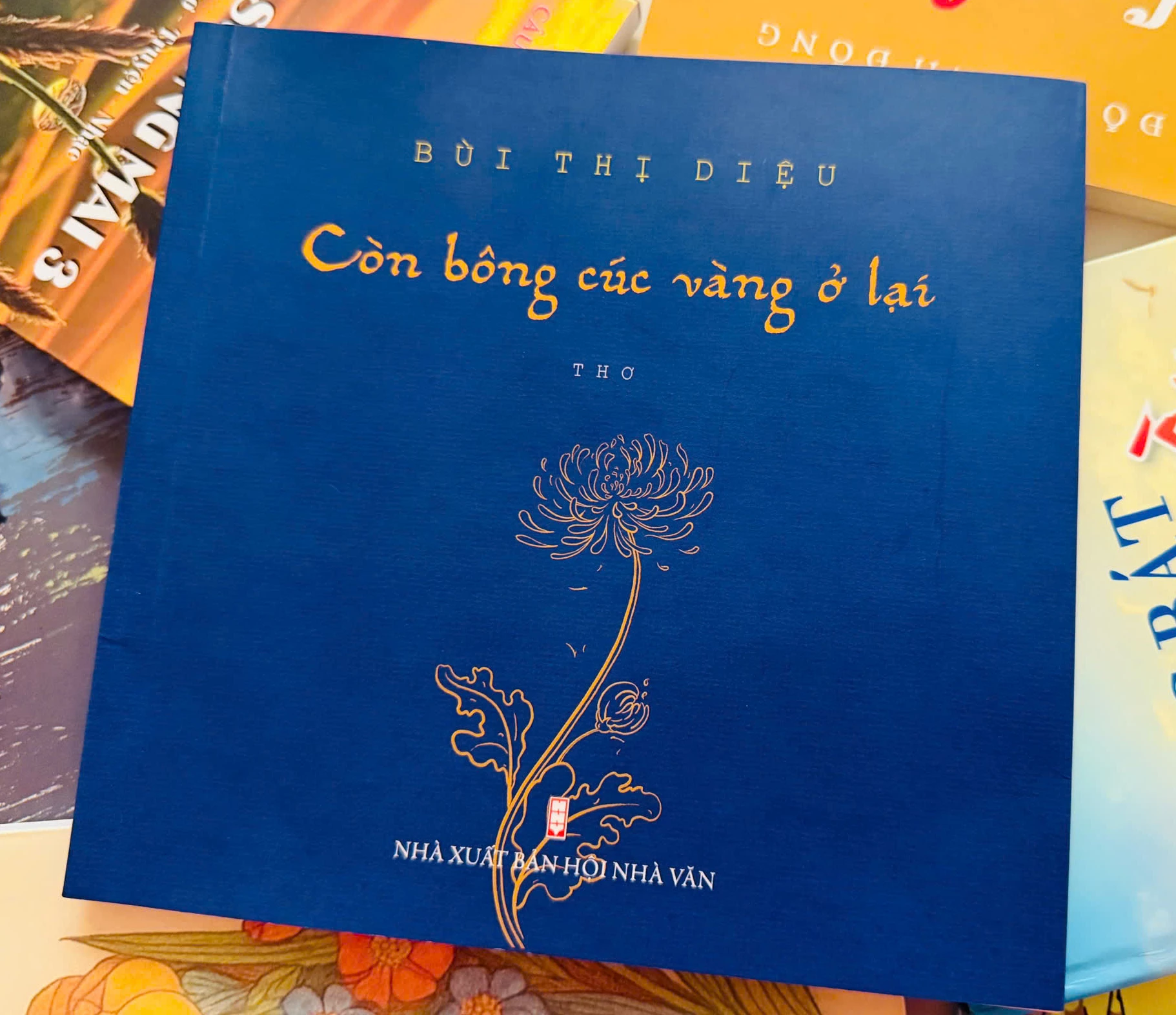 Tập thơ “Còn bông cúc vàng ở lại” - Ảnh: Nh.V