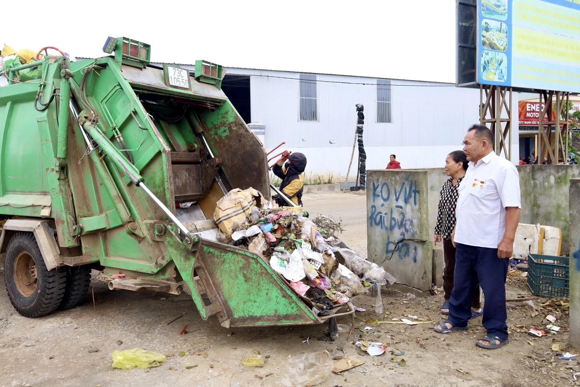Cựu chiến binh Nguyễn Sỹ Hiền nhiều năm gắn bó với công việc thu gom, xử lý rác thải, góp phần giữ gìn môi trường xanh, sạch tại địa phương - Ảnh: Q.N