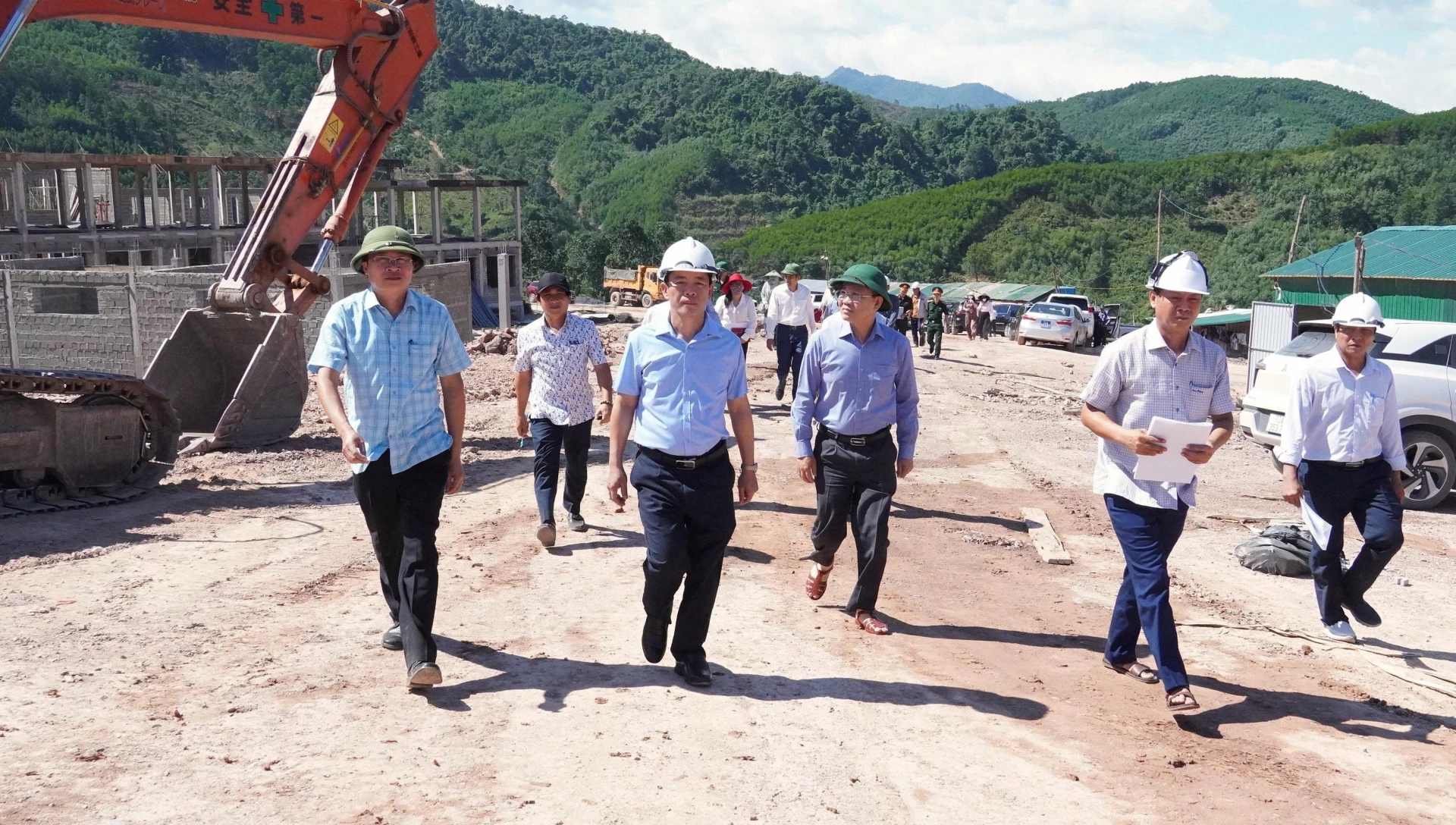 Đồng chí Nguyễn Văn Phương, Bí thư Tỉnh ủy kiểm tra tiến độ xây dựng Trường nội trú TH và THCS Dân Hóa - Ảnh: Q.V
