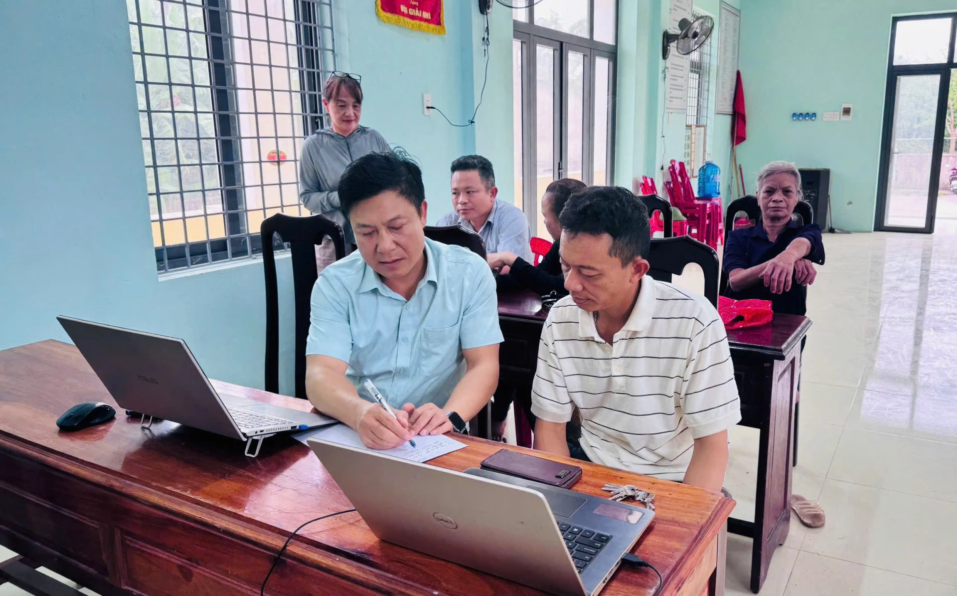 Cán bộ Trung tâm Phục vụ Hành chính công xã Tuyên Hóa hướng dẫn, giải quyết thủ tục hành chính cho người dân ngay tại cơ sở - Ảnh: Q.V