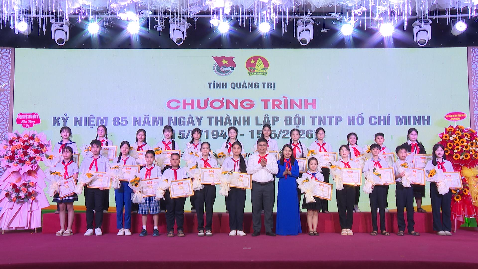BTC trao tặng Bằng khen cho các cá nhân đạt danh hiệu Chỉ huy Đội tiêu biểu. Ảnh: PĐ