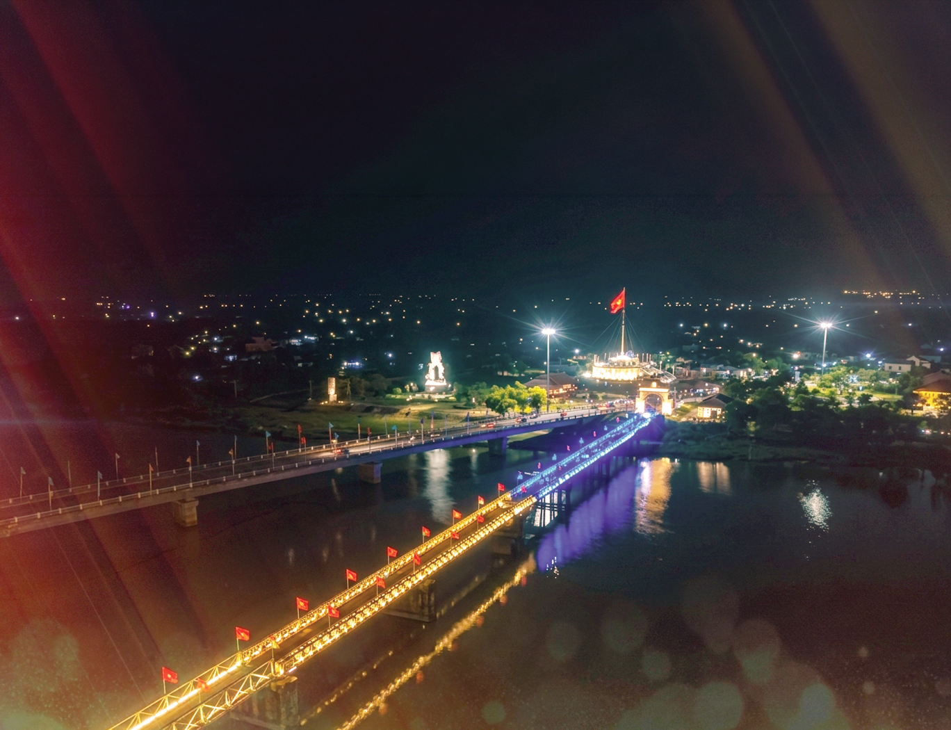Cầu Hiền Lương về đêm - Ảnh: H.H