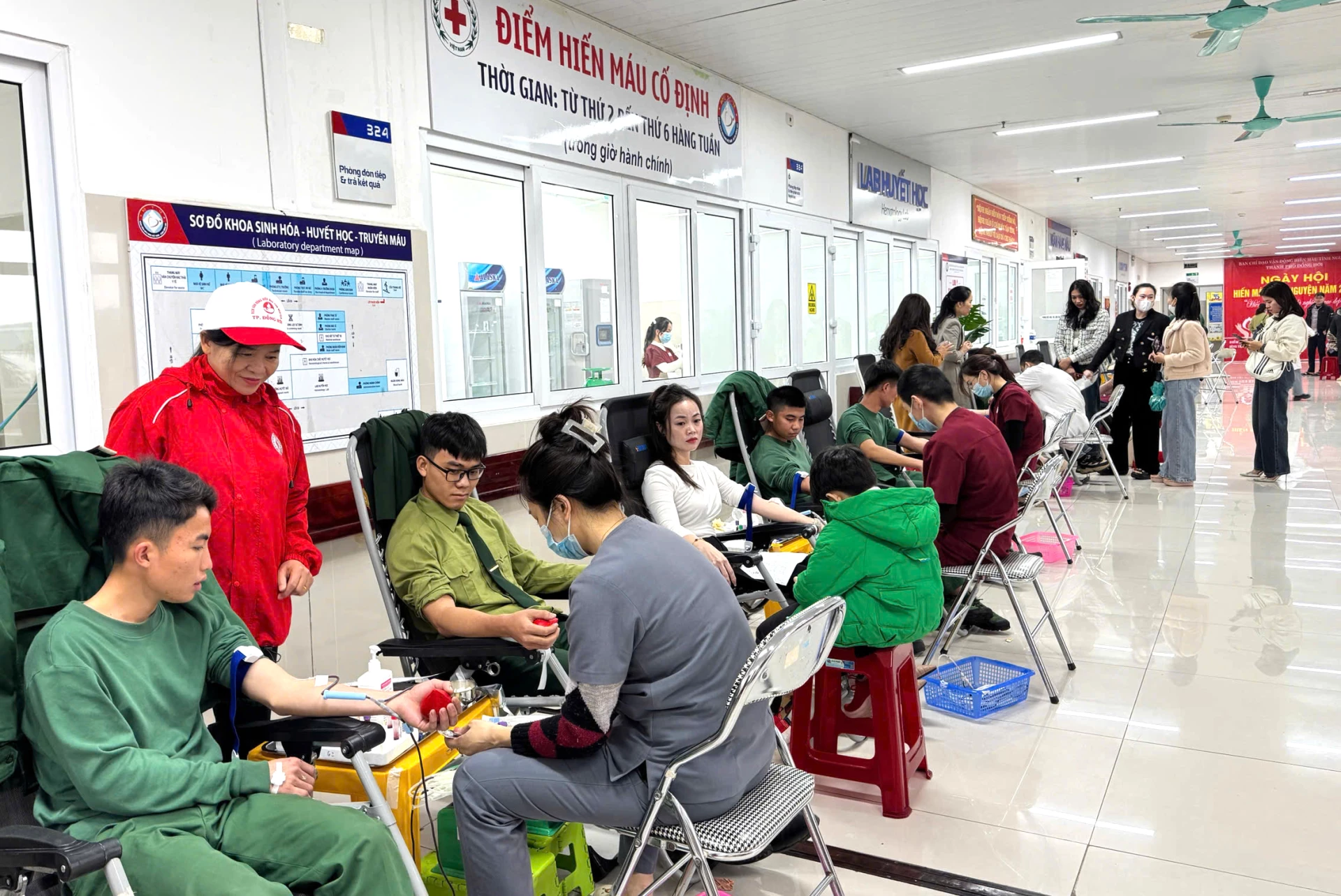 Phong trào hiến máu tình nguyện ở phường Đồng Hới nhận được sự hưởng ứng tham gia nhiệt tình của Nhân dân - Ảnh: P.V