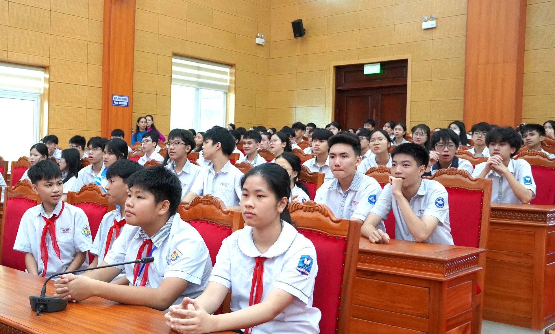 Các học sinh tham dự lễ trao thưởng - Ảnh: H.Tr.