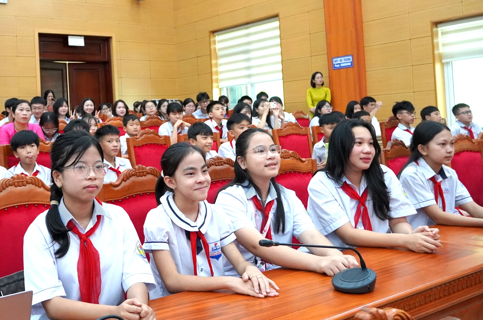 6.	Các học sinh tham dự lễ trao thưởng - Ảnh: H.Tr.

