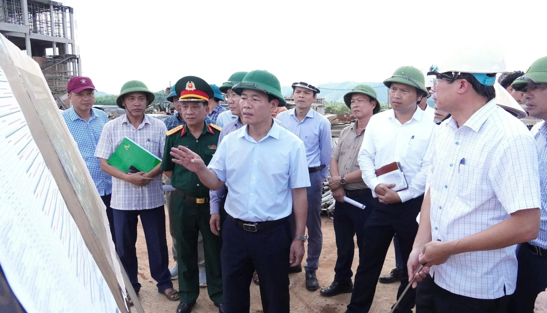 Đồng chí Nguyễn Văn Phương, Bí thư Tỉnh ủy kiểm tra tiến độ thi công Trường nội trú Tiểu học và Trung học cơ sở Hướng Phùng - Ảnh: Q.V