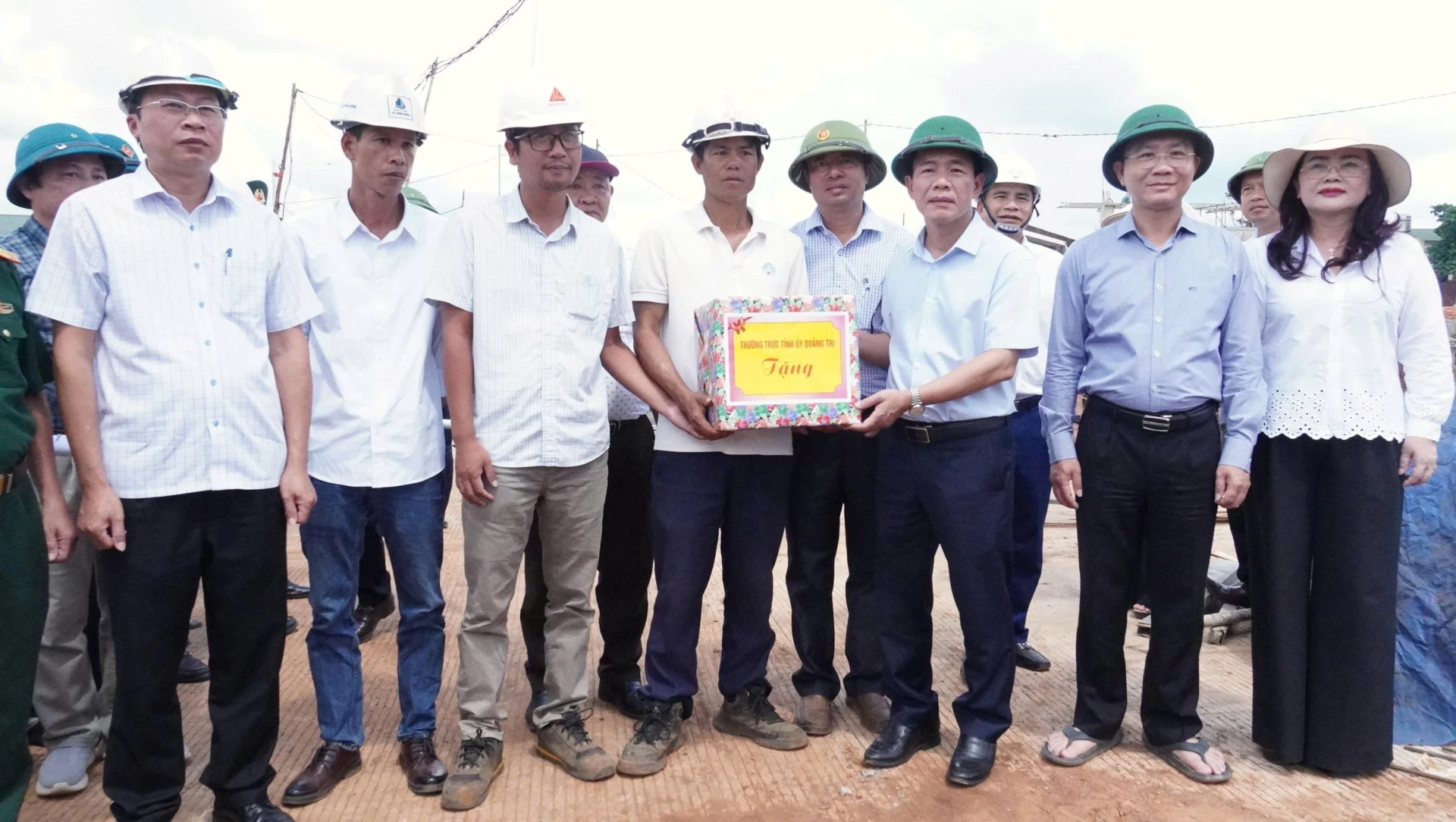 Đồng chí Nguyễn Văn Phương, Bí thư Tỉnh ủy tặng quà, động viên người lai động đang thi công tại Trường nội trú Tiểu học và Trung học cơ sở Hướng Phùng - Ảnh: Q.V