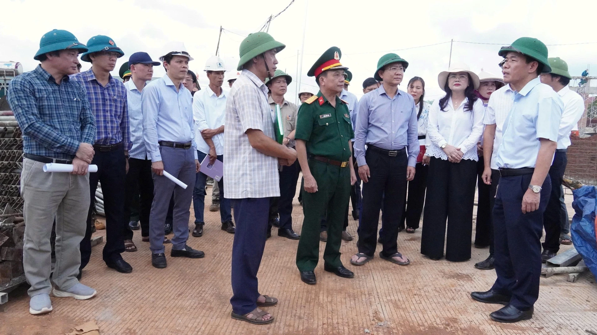 Đồng chí Nguyễn Văn Phương, Bí thư Tỉnh ủy yêu cầu nhà thầu tiếp tục huy động tối đa nhân lực để đẩy nhanh tiến độ - Ảnh: Q.V