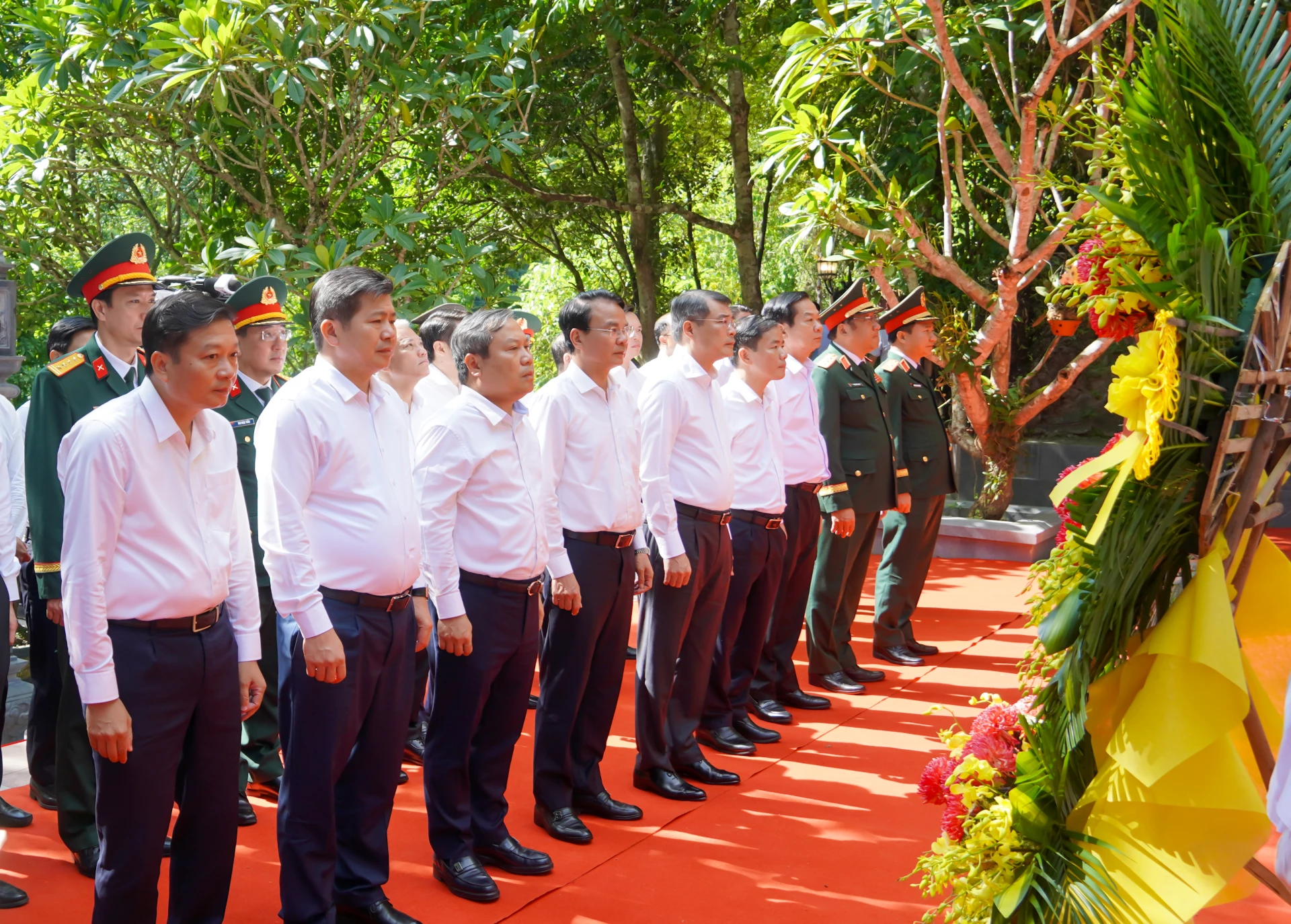 Đoàn công tác của Thủ tướng Chính phủ Lê Minh Hưng dâng hoa tại di tích Quốc gia đặc biệt hang Tám cô- đường 20 Quyết Thắng.