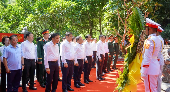 Thủ tướng Chính phủ Lê Minh Hưng dâng hương tại Di tích Quốc gia đặc biệt Hang Tám Cô-Đường 20 Quyết Thắng
