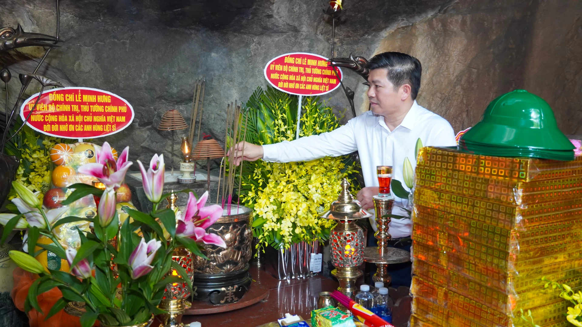 Đồng chí Trần Vũ Khiêm, Phó Bí thư Thường trực Tỉnh ủy, Trưởng đoàn đại biểu Quốc hội tỉnh dâng hương tại các phần mộ anh hùng liệt sĩ.