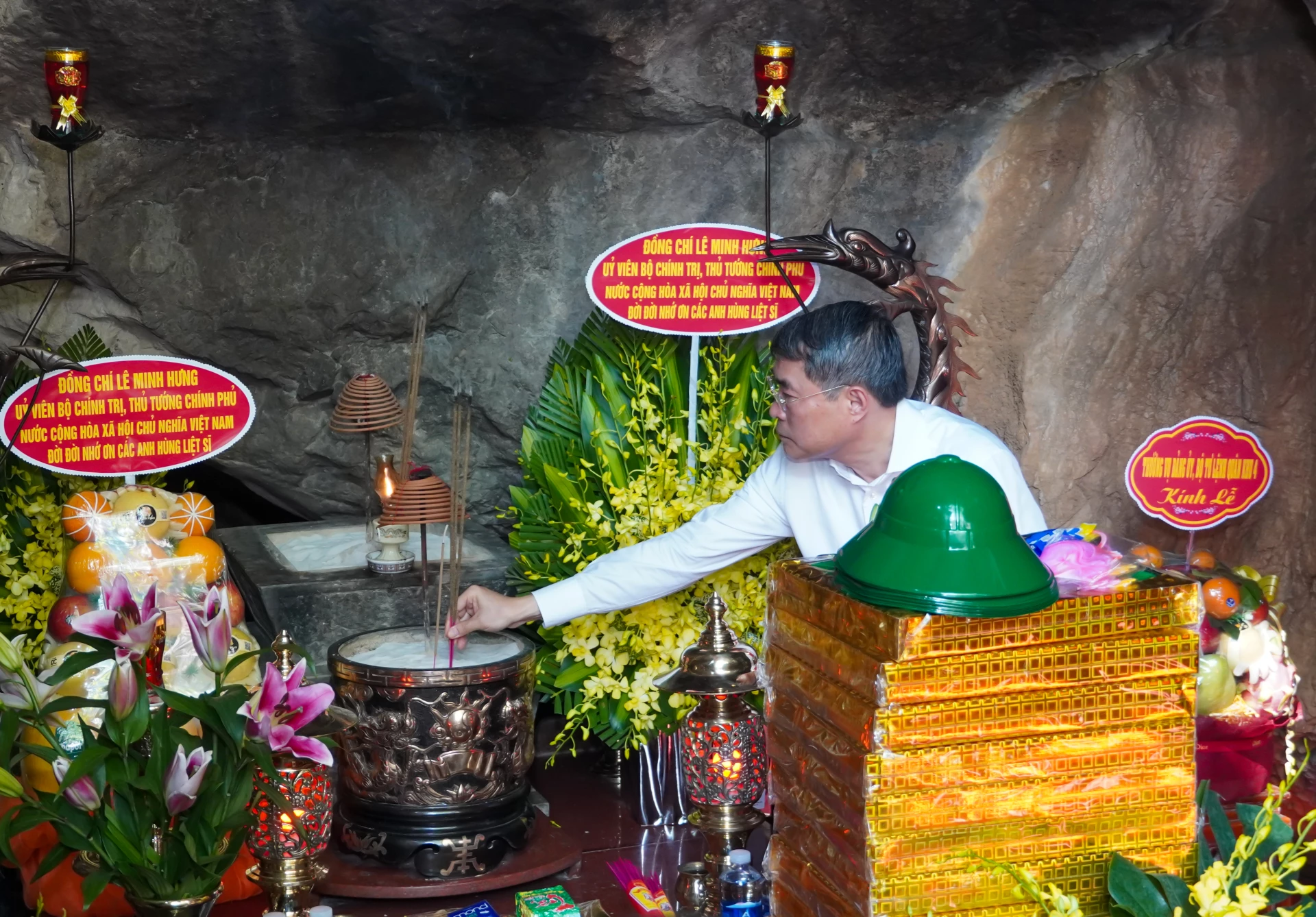 Thủ tướng Chính phủ Lê Minh Hưng dâng hương tại phần mộ các Anh hùng, liệt sĩ.